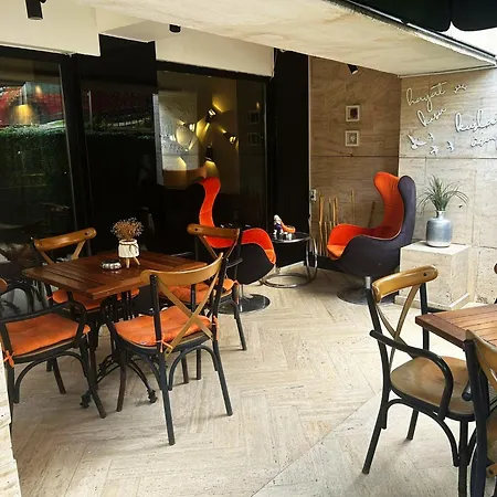 Hotel The Place & Estambul