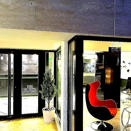 מלון The Place &